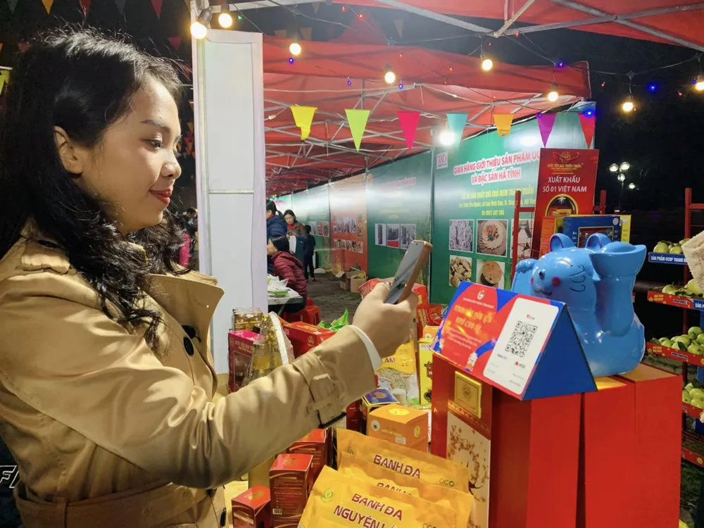 Quét mã QR tại gian hàng Thanh niên Hà Tĩnh để gây quỹ vì trẻ em vùng cao Quét mã QR tại gian hàng Thanh niên Hà Tĩnh để gây quỹ vì trẻ em vùng cao