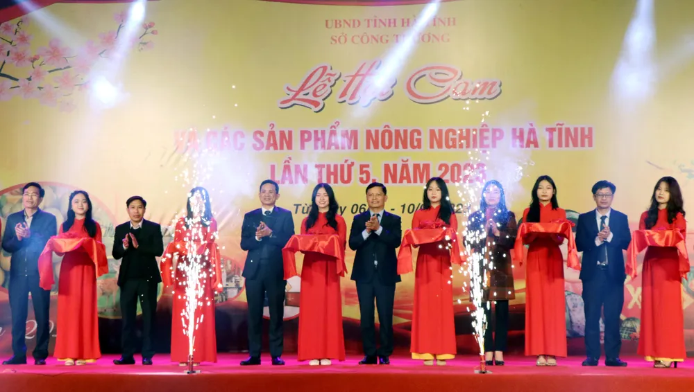 Ban tổ chức và đại biểu cắt băng khai mạc Lễ hội Cam và các sản phẩm nông nghiệp Hà Tĩnh lần thứ 5, năm 2023 Ban tổ chức và đại biểu cắt băng khai mạc Lễ hội Cam và các sản phẩm nông nghiệp Hà Tĩnh lần thứ 5, năm 2023