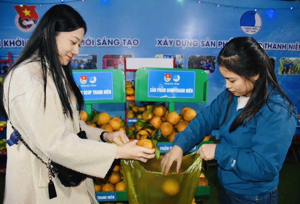 Đoàn thanh niên chuẩn bị các sản phẩm OCOP trưng bày tại lễ hội Đoàn thanh niên chuẩn bị các sản phẩm OCOP trưng bày tại lễ hội