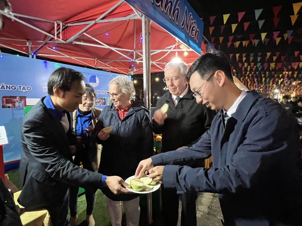 Người dân thưởng thức các sản phẩm chất lượng tại lễ hội Người dân thưởng thức các sản phẩm chất lượng tại lễ hội