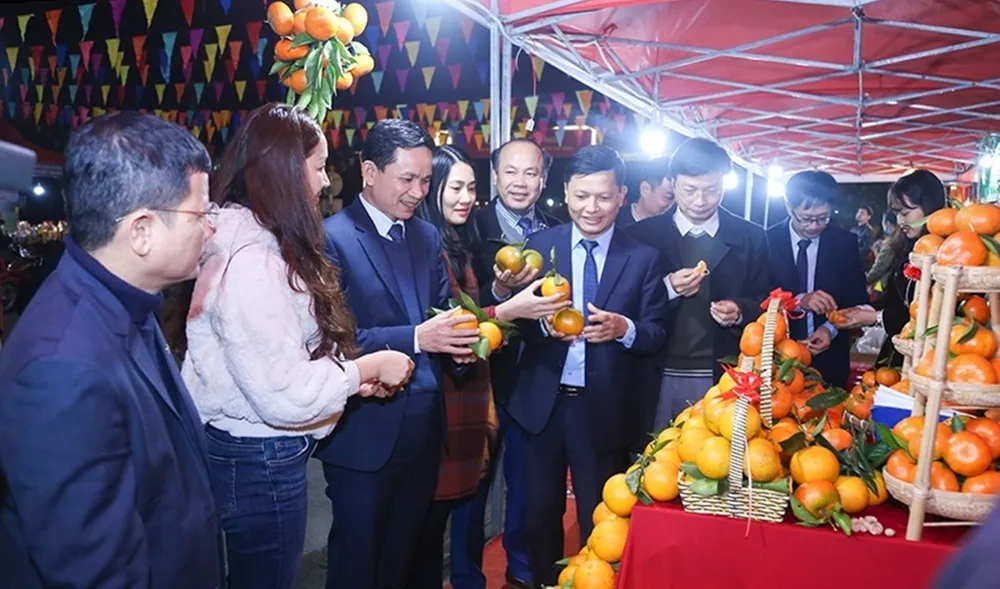 Các đại biểu tham quan gian hàng giới thiệu sản phẩm tại lễ hội Các đại biểu tham quan gian hàng giới thiệu sản phẩm tại lễ hội