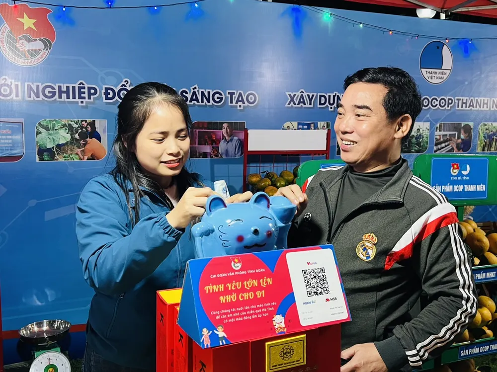 Gian hàng của Thanh niên Hà Tĩnh triển khai mã QR gây quỹ vì trẻ em vùng cao Gian hàng của Thanh niên Hà Tĩnh triển khai mã QR gây quỹ vì trẻ em vùng cao
