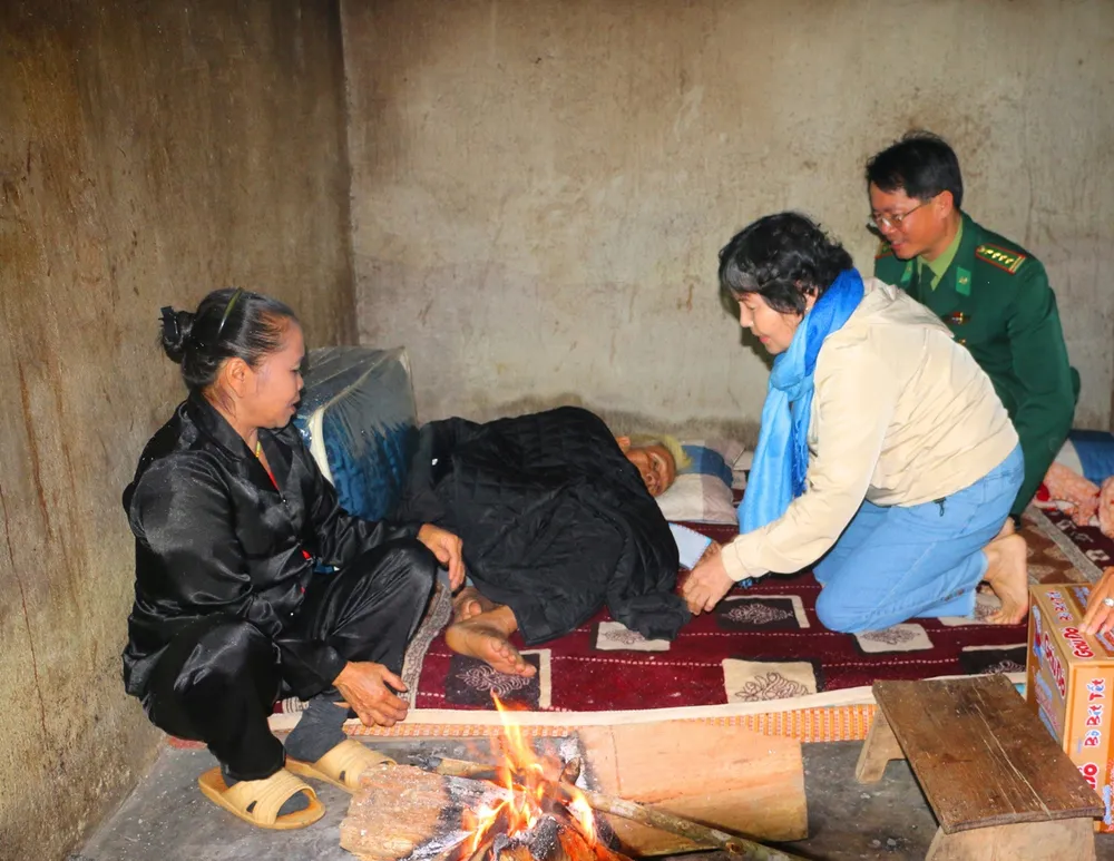 Bà Trần Thị Thu Vân, nguyên Chủ tịch UBND quận 6, TPHCM đến thăm hỏi, động viên và trao tặng quà cho người nghèo ở huyện A Lưới. Ảnh: VĂN THẮNG