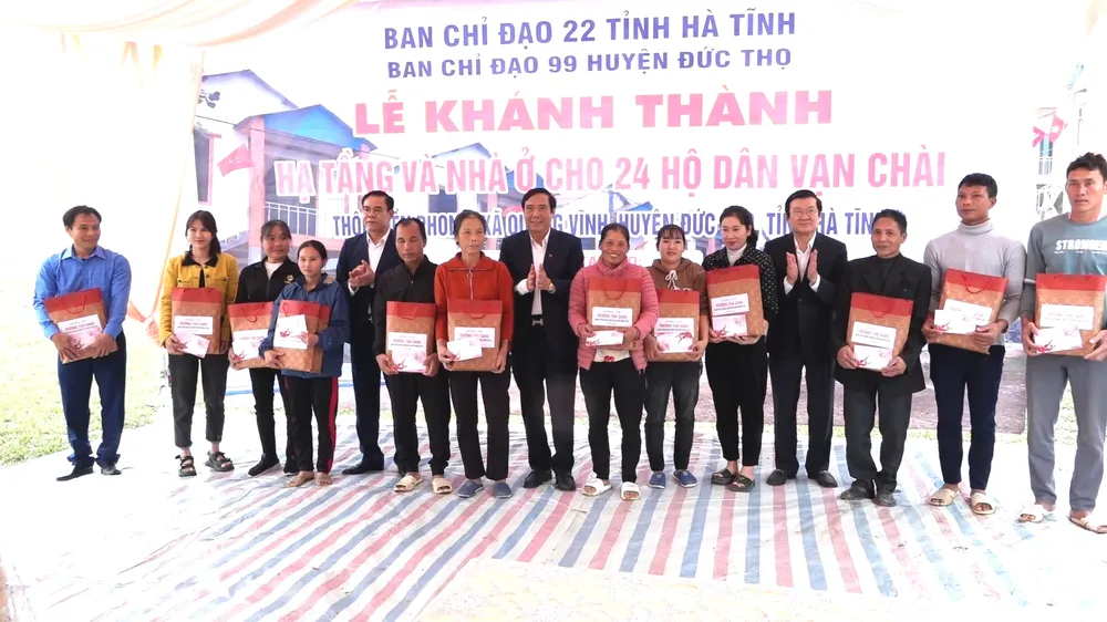 Nguyên Chủ tịch nước Trương Tấn Sang và các đại biểu tặng quà tết các hộ dân vạn chài Nguyên Chủ tịch nước Trương Tấn Sang và các đại biểu tặng quà tết các hộ dân vạn chài