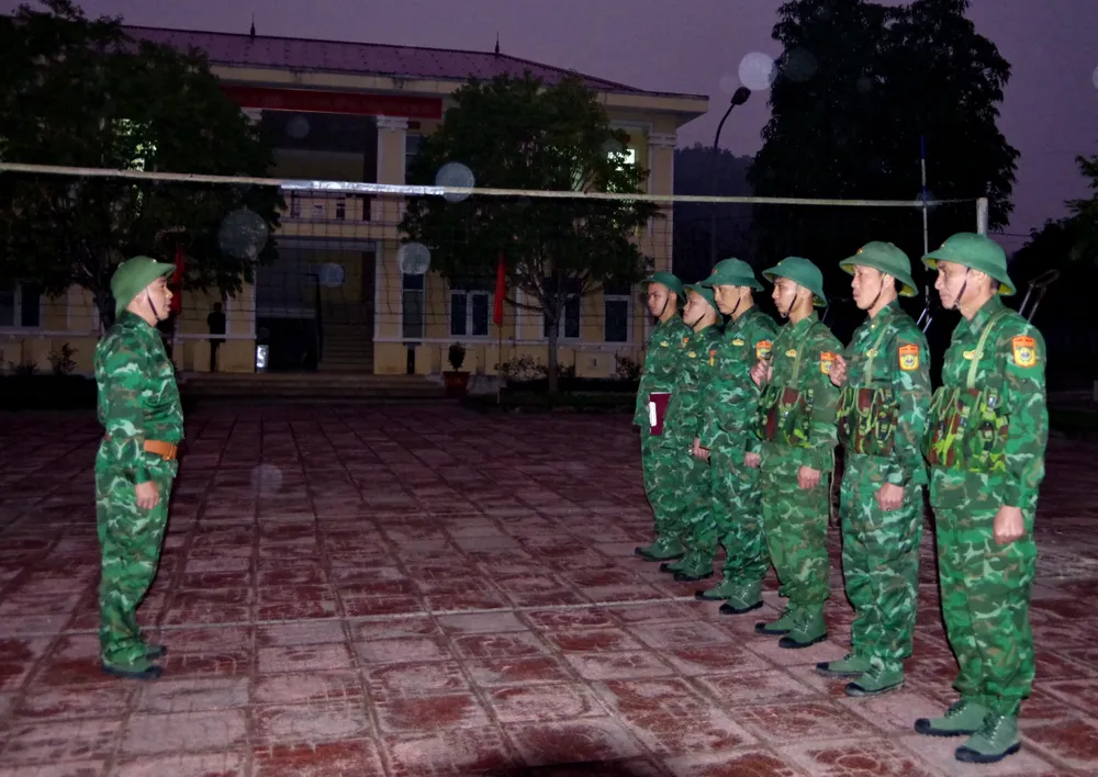 Cán bộ, chiến sĩ Bộ đội Biên phòng Hà Tĩnh bắt đầu thực hiện nhiệm vụ tuần tra, canh gác khu vực biên giới trong đêm lạnh