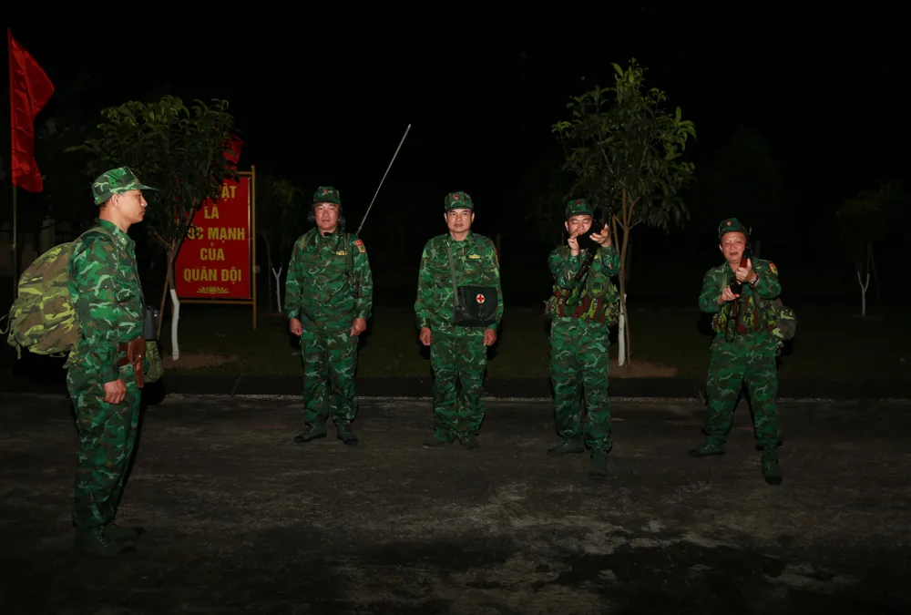 Kiểm tra tư trang, vũ khí trước lúc bắt đầu thực hiện nhiệm vụ tuần tra, canh gác khu vực biên giới trong đêm lạnh