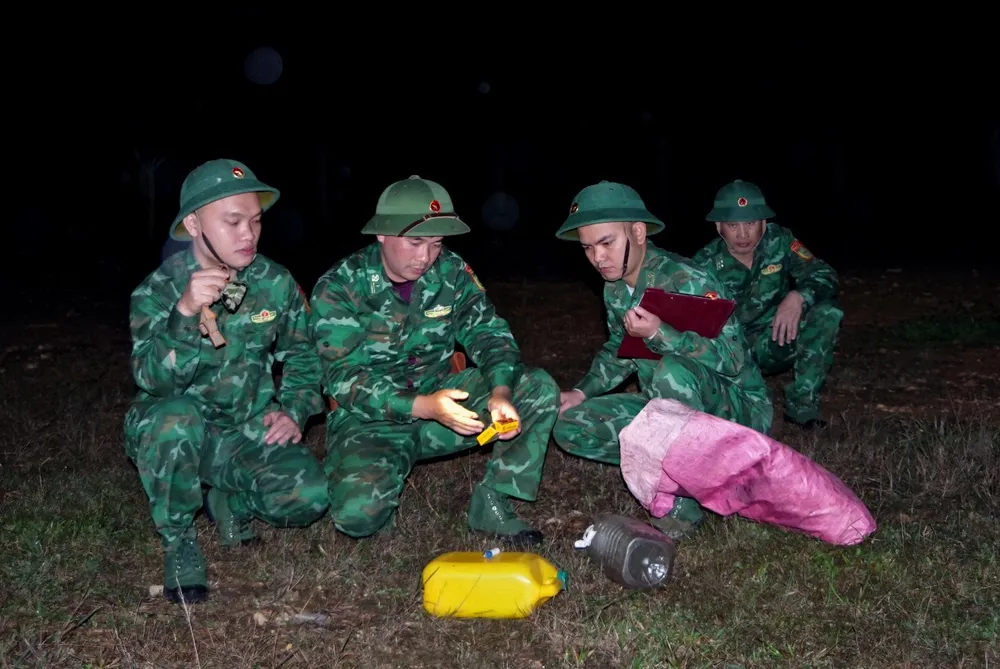 Kiểm tra các đồ vật trên đường tuần tra