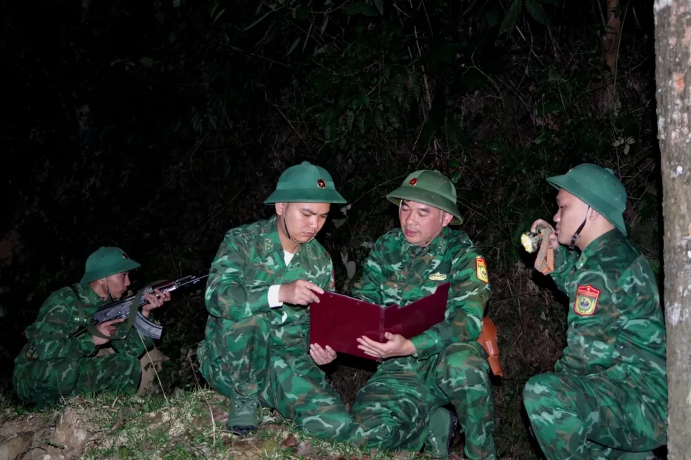 Bàn phương án làm nhiệm vụ tuần tra, canh gác khu vực biên giới