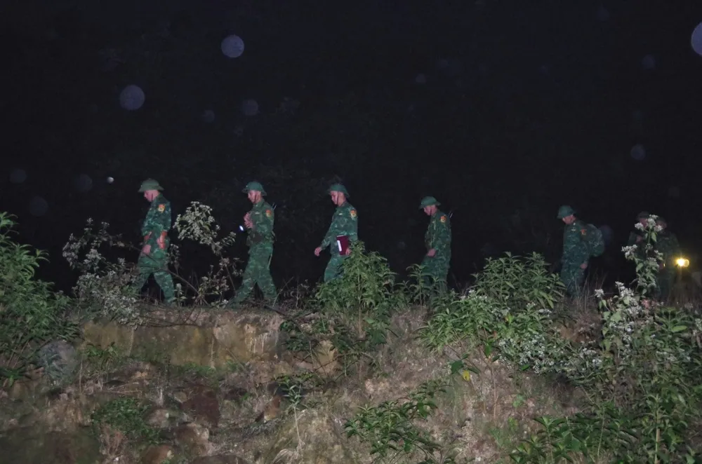 Đêm tối, mưa lạnh nhưng các cán bộ, chiến sĩ Bộ đội Biên phòng Hà Tĩnh luôn đảm bảo hoàn thành nhiệm vụ tuần tra, sẵn sàng chiến đấu