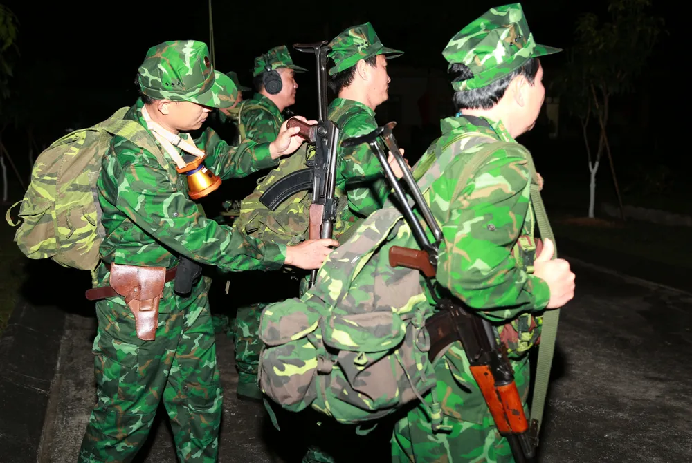 Kiểm tra vũ khí và tư trang trong quá trình làm nhiệm vụ tuần tra, canh gác khu vực biên giới