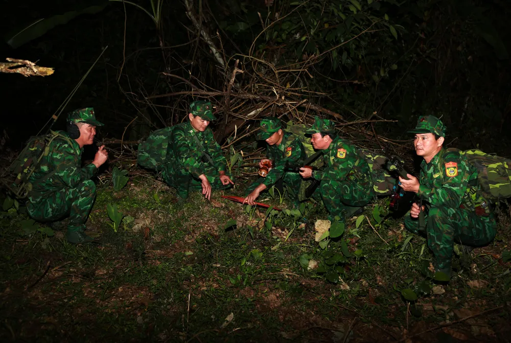 Các cán bộ, chiến sĩ bàn phương án tuần tra, canh gác khu vực biên giới