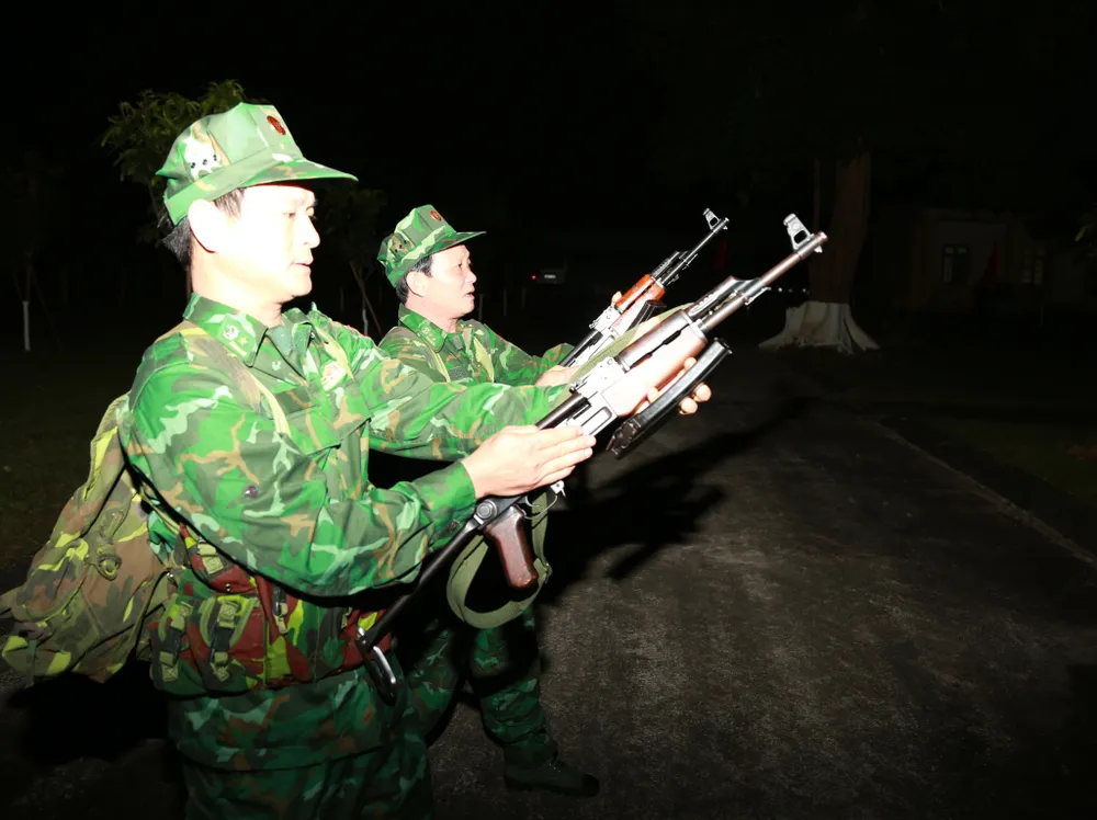 Chuẩn bị kỹ lưỡng vũ khí lúc đi tuần tra, canh gác khu vực biên giới