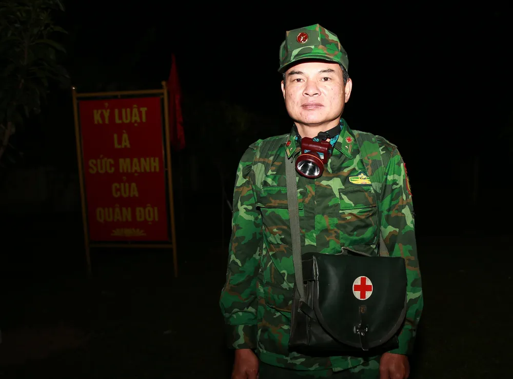 Chuẩn bị các vật dụng để sẵn sàng làm nhiệm vụ tuần tra, canh gác khu vực biên giới trong tiết trời mưa lạnh, đêm tối