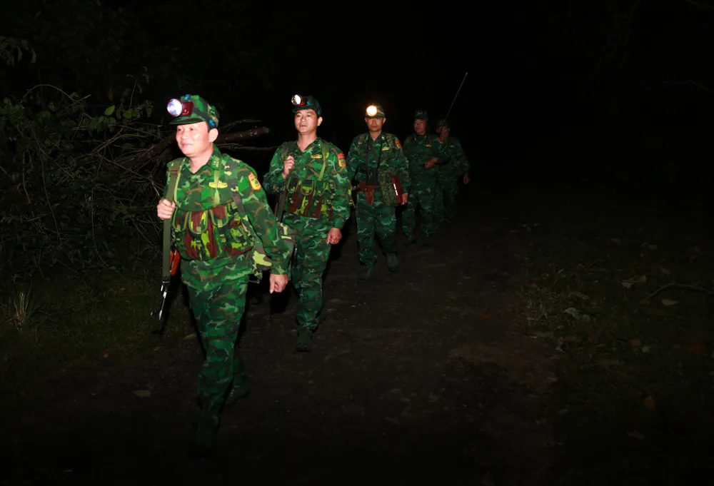 Vượt qua nhiều khó khăn, mưa lạnh, đêm tối, các cán bộ, chiến sĩ luôn đảm bảo hoàn thành nhiệm vụ tuần tra, canh gác