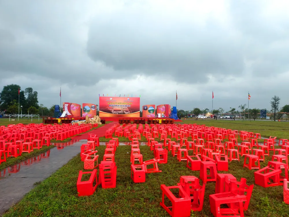 Do ảnh hưởng mưa lạnh không thuận lợi nên lễ khai hội chùa Hương Tích sáng 27-1 đã phải tạm hoãn và điều chỉnh sang ngày 29-1-2023