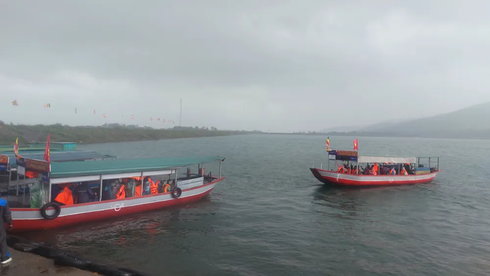 Du khách đi bằng thuyền trên hồ Nhà Đường để lên chùa Hương Tích