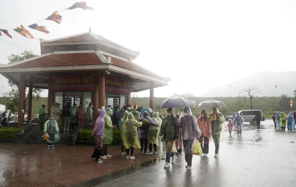 Du khách &quot;đội mưa&quot; đi lễ chùa Hương Tích (tỉnh Hà Tĩnh)