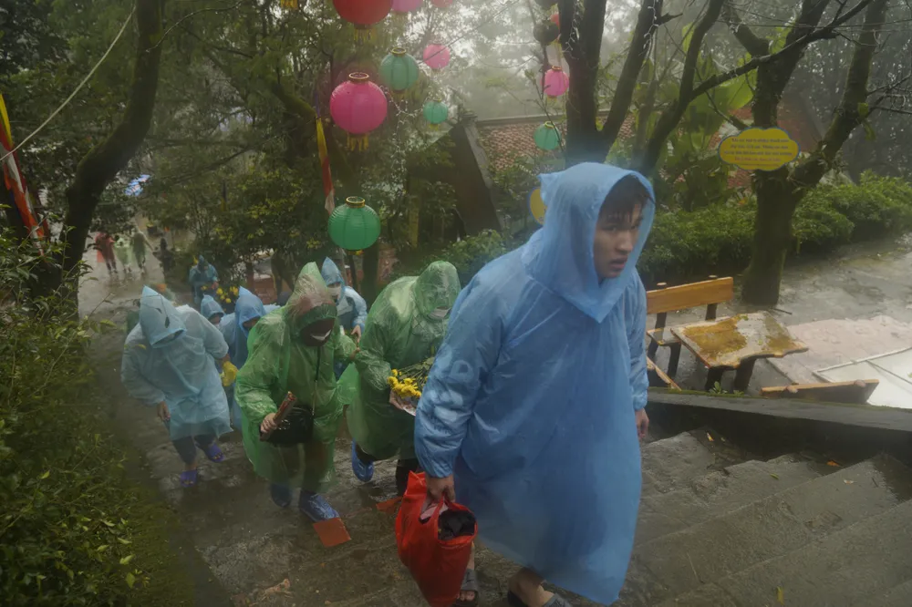 Du khách đi bộ lên chùa Hương Tích trong thời tiết mưa rét