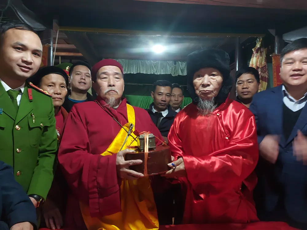Lễ bàn giao báu vật vua ban từ ông Trần Văn Nhung – nguyên cố đạo chủ năm Nhâm Dần 2022 sang ông Phan Hùng Vỹ - tân cố đạo chủ năm Quý Mão 2023 Lễ bàn giao báu vật vua ban từ ông Trần Văn Nhung – nguyên cố đạo chủ năm Nhâm Dần 2022 sang ông Phan Hùng Vỹ - tân cố đạo chủ năm Quý Mão 2023