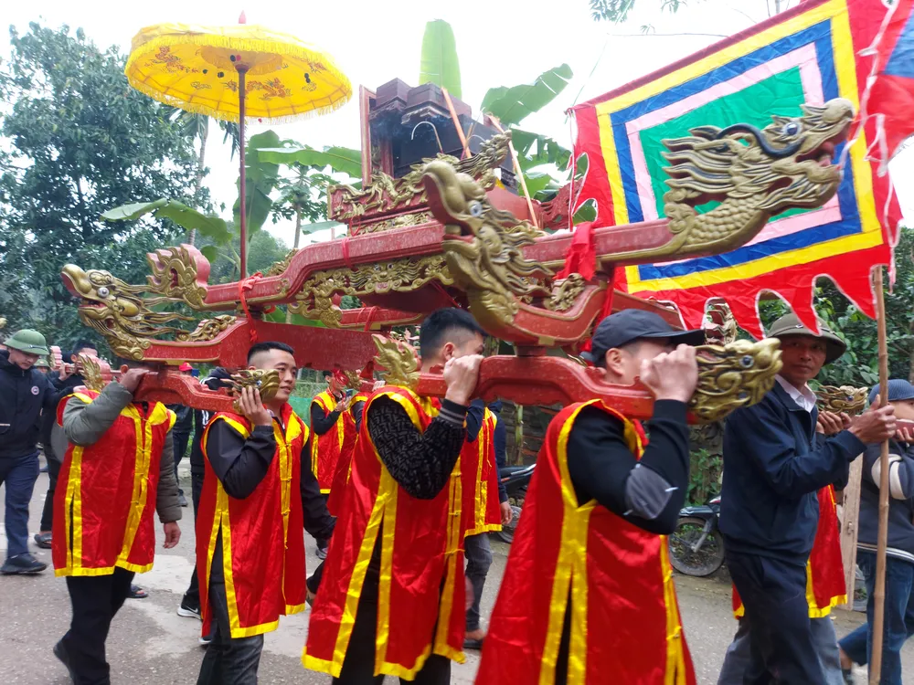 Thanh niên trai tráng chưa vợ được chọn lựa từ các thôn trong xã làm trai kiệu, 8 người khiêng 1 kiệu Thanh niên trai tráng chưa vợ được chọn lựa từ các thôn trong xã làm trai kiệu, 8 người khiêng 1 kiệu