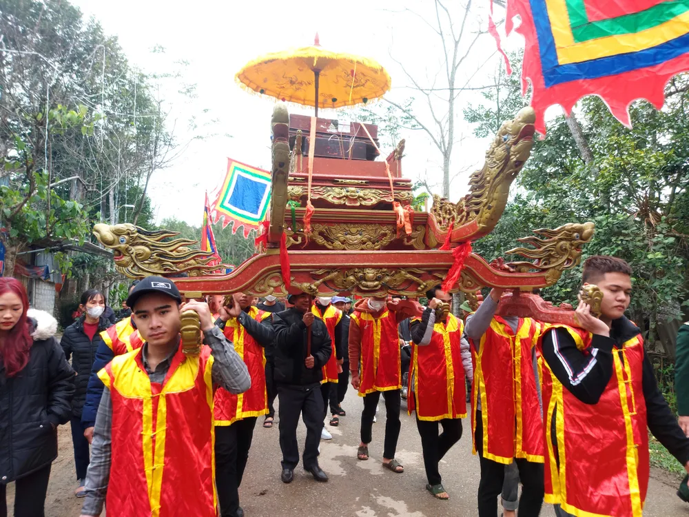 Thanh niên trai tráng chưa vợ được chọn lựa từ các thôn trong xã làm trai kiệu, 8 người khiêng 1 kiệu Thanh niên trai tráng chưa vợ được chọn lựa từ các thôn trong xã làm trai kiệu, 8 người khiêng 1 kiệu