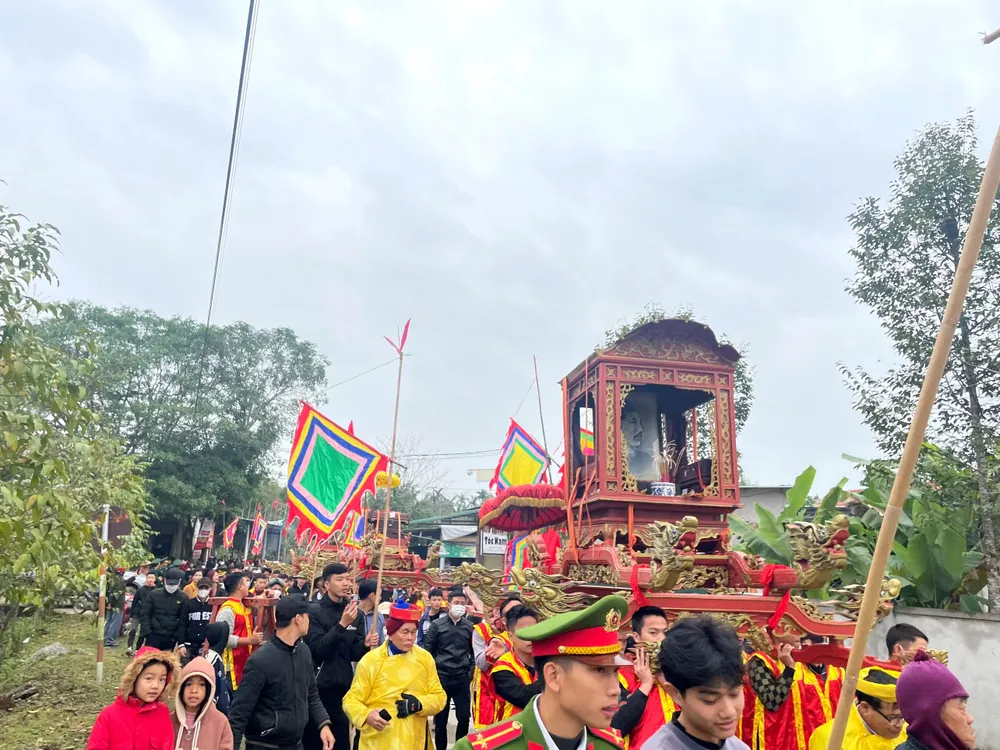 Hàng ngàn người dân tham gia đoàn rước Hàng ngàn người dân tham gia đoàn rước