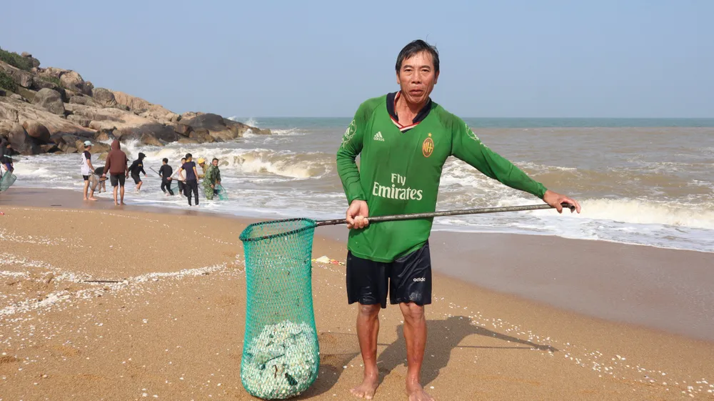 Người dân vớt được mẻ sò nặng trĩu từ sát mép bờ biển Người dân vớt được mẻ sò nặng trĩu từ sát mép bờ biển