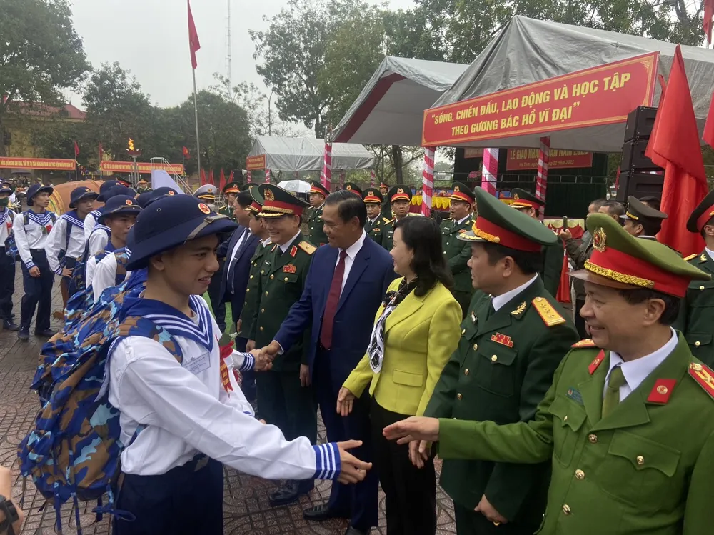 Thiếu tướng Phạm Trường Sơn, Phó Tổng tham mưu trưởng Quân đội nhân dân Việt Nam, lãnh đạo Bộ Tư lệnh Quân khu 4 và tỉnh Hà Tĩnh tiễn thanh niên lên đường nhập ngũ