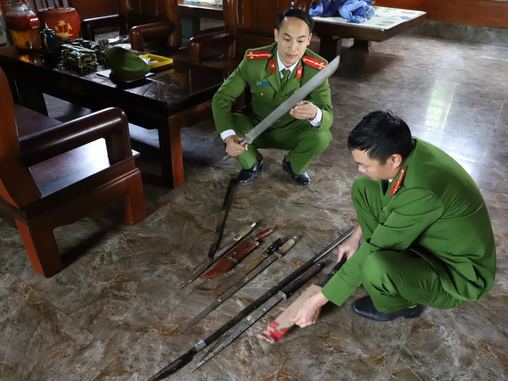 Lực lượng chức năng phát hiện các loại dao, kiếm tại nhà đối tượng Hoàng Xuân Hoài Lực lượng chức năng phát hiện các loại dao, kiếm tại nhà đối tượng Hoàng Xuân Hoài