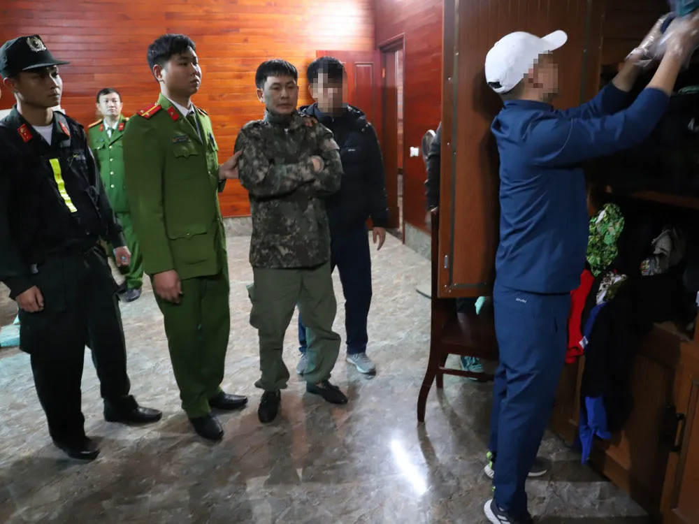 Lực lượng chức năng khám xét nhà đối tượng Hoàng Xuân Hoài Lực lượng chức năng khám xét nhà đối tượng Hoàng Xuân Hoài