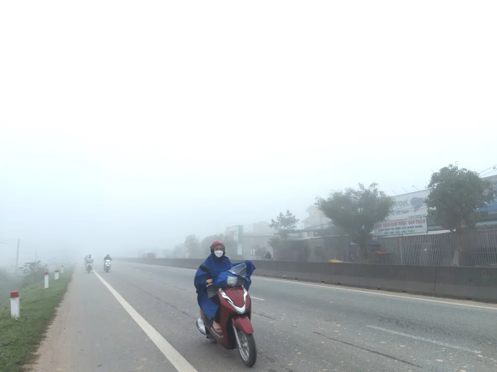Sương mù trắng xóa phủ kín trên khu vực Quốc lộ 1A ở Hà Tĩnh
