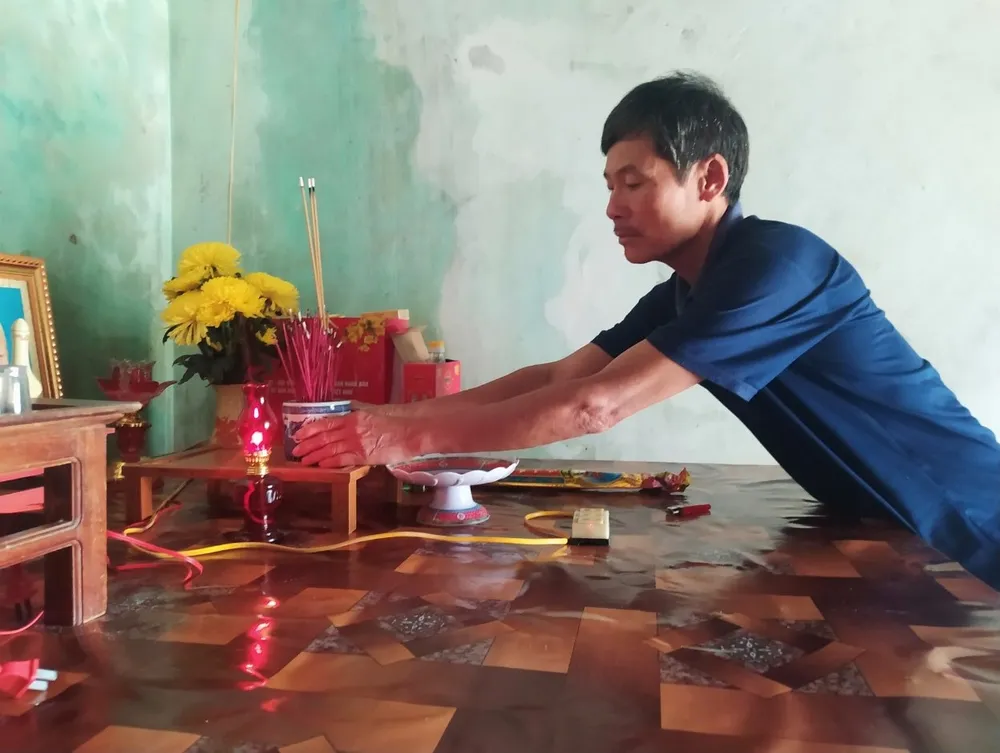 Nhiều năm nay việc thờ cúng, hương khói cho liệt sĩ Cao Văn Tuất do ông Hà Huy Mỳ, con trai đầu của bà Cao Thị Diếu đảm nhận Nhiều năm nay việc thờ cúng, hương khói cho liệt sĩ Cao Văn Tuất do ông Hà Huy Mỳ, con trai đầu của bà Cao Thị Diếu đảm nhận