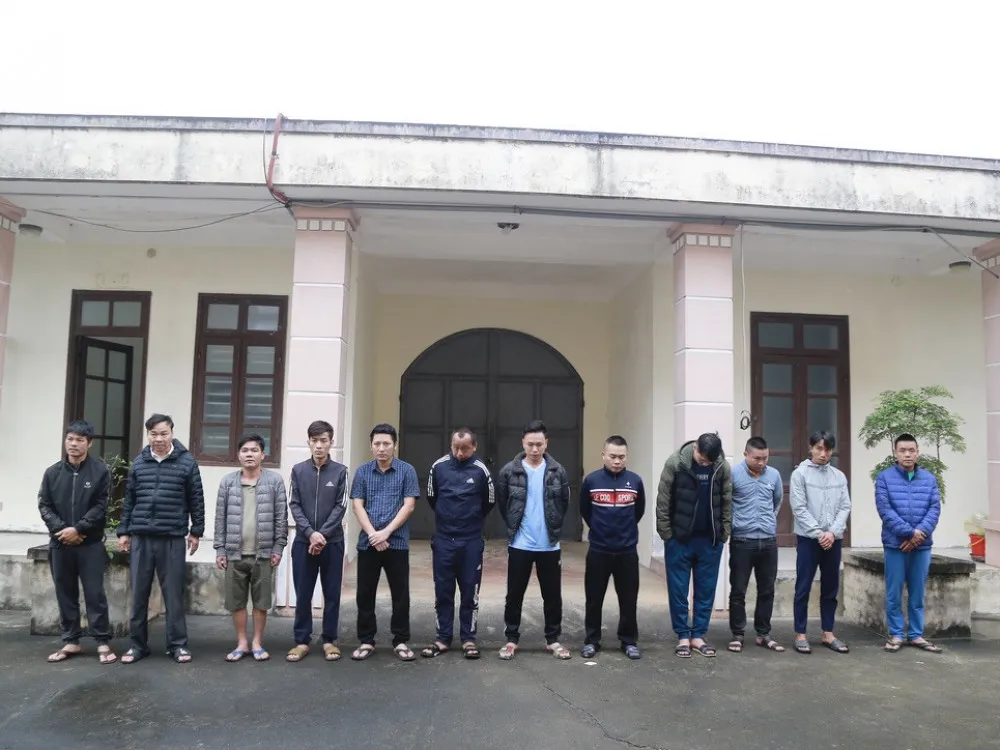 Các đối tượng tại trụ sở cơ quan Công an huyện Thạch Hà Các đối tượng tại trụ sở cơ quan Công an huyện Thạch Hà