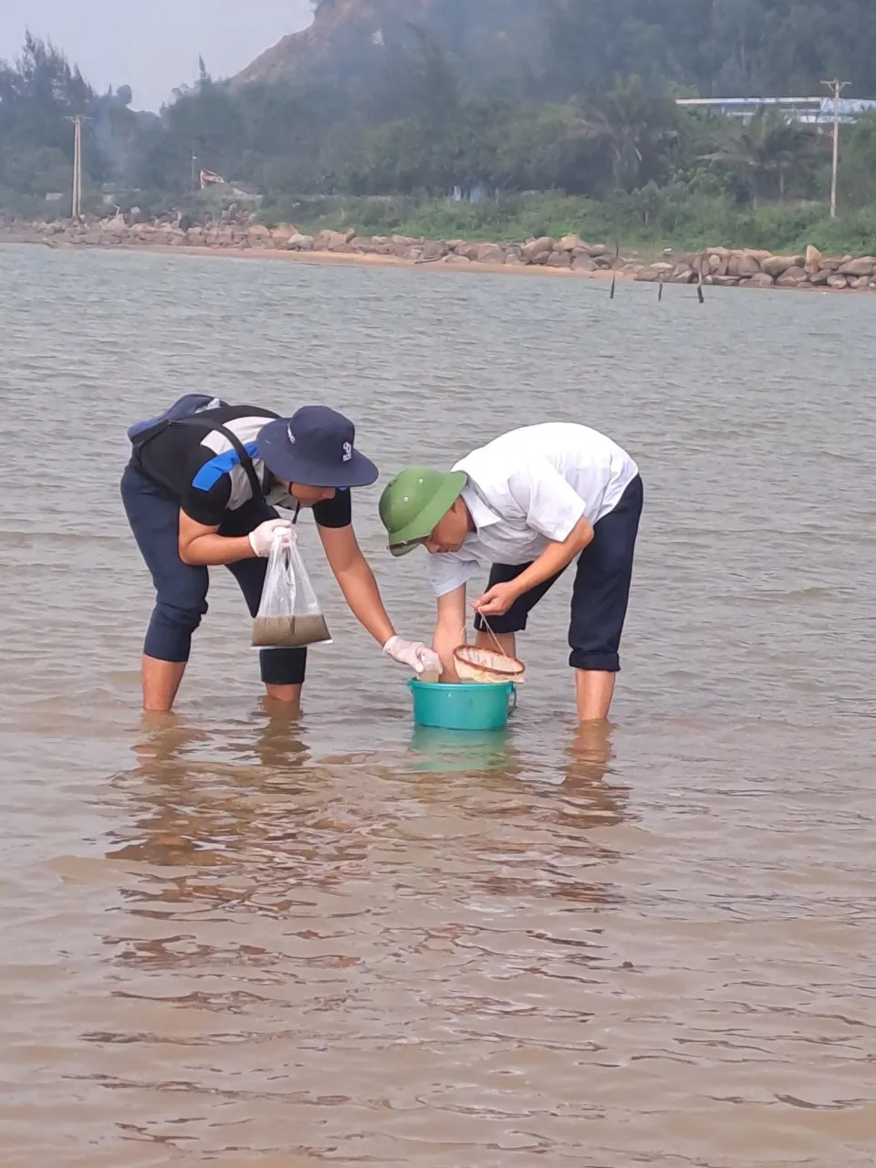 Thời điểm cơ quan chức năng lấy mẫu tại hiện trường