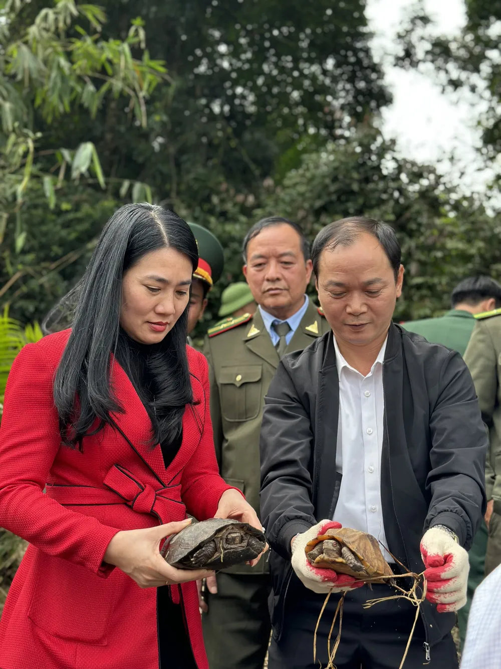 Lãnh đạo huyện Vũ Quang cùng dự tái thả cá thể động vật hoang dã về tự nhiên