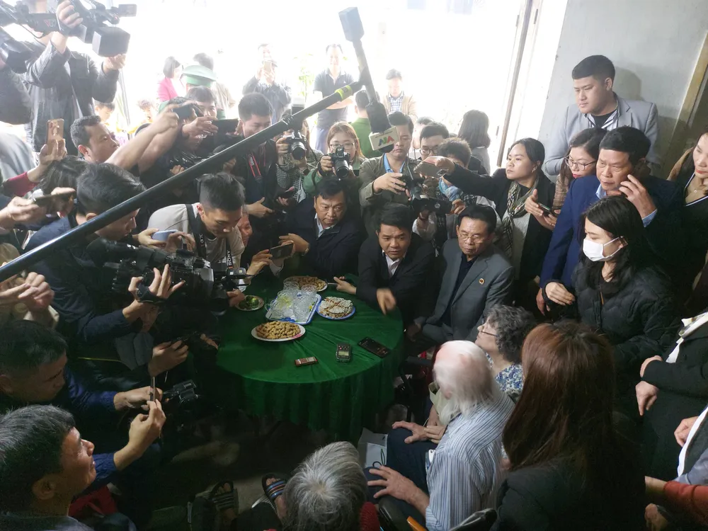 Nhiều cơ quan báo chí đến đưa tin tại nhà người thân liệt sĩ Cao Văn Tuất (ở thôn Cao Thắng, xã Kỳ Xuân, huyện Kỳ Anh)