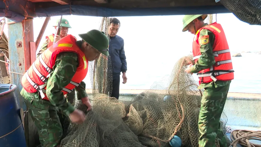 Lực lượng Bộ đội Biên phòng kiểm tra các ngư cụ trên thuyền đánh cá Lực lượng Bộ đội Biên phòng kiểm tra các ngư cụ trên thuyền đánh cá