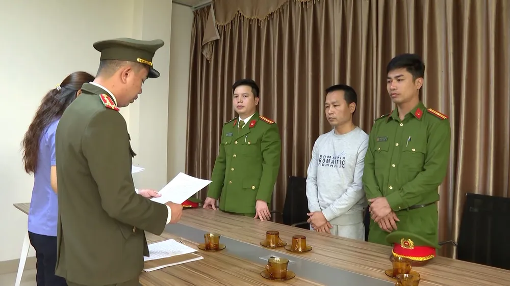 Cơ quan chức năng tống đạt các quyết định khởi tố, bắt tạm giam Trần Văn Tuân Cơ quan chức năng tống đạt các quyết định khởi tố, bắt tạm giam Trần Văn Tuân