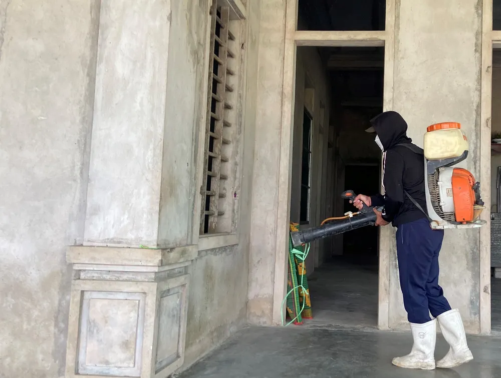 Cơ quan chức năng phun hóa chất diệt côn trùng tại nhà dân Cơ quan chức năng phun hóa chất diệt côn trùng tại nhà dân