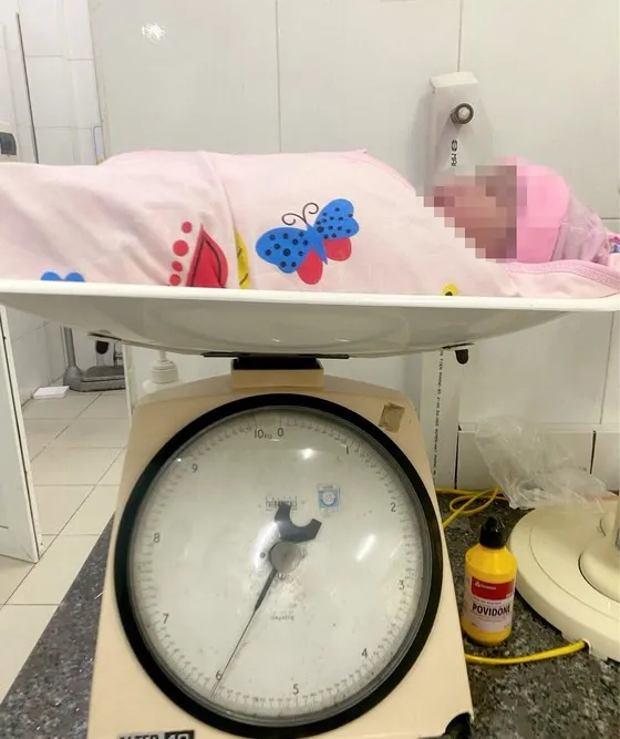 Bé sơ sinh cân nặng 6kg của sản phụ T.T.H. (ở TP Hà Tĩnh) tại thời điểm sau mổ sản thành công