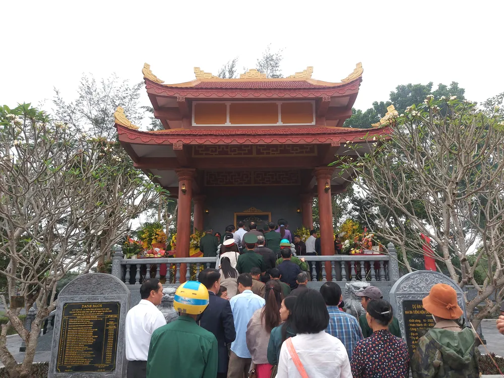 Dâng hương tại lễ tưởng niệm và khánh thành Khu di tích lịch sử Cầu Nhe Dâng hương tại lễ tưởng niệm và khánh thành Khu di tích lịch sử Cầu Nhe