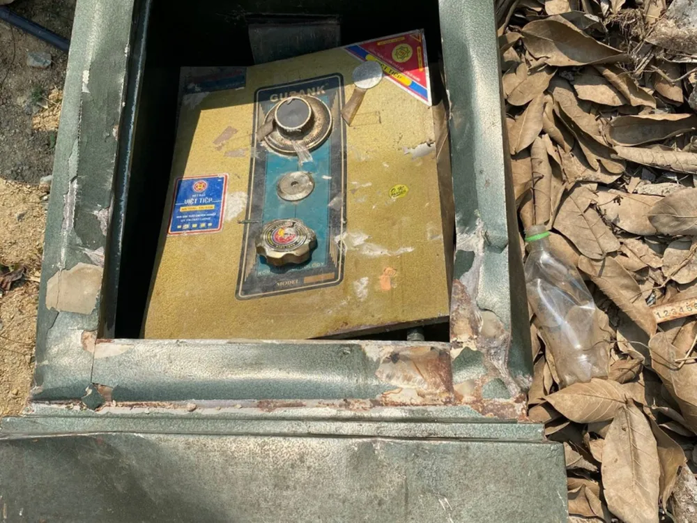 Két sắt đựng tiền công đức bị các đối tượng cạy phá để lấy tài sản. Ảnh: Công an Hà Tĩnh Két sắt đựng tiền công đức bị các đối tượng cạy phá để lấy tài sản. Ảnh: Công an Hà Tĩnh