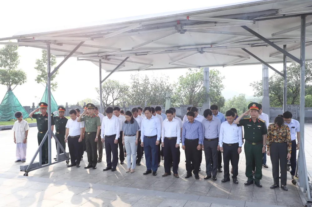 Các đại biểu dâng hương tưởng niệm cố Tổng Bí thư Hà Huy Tập