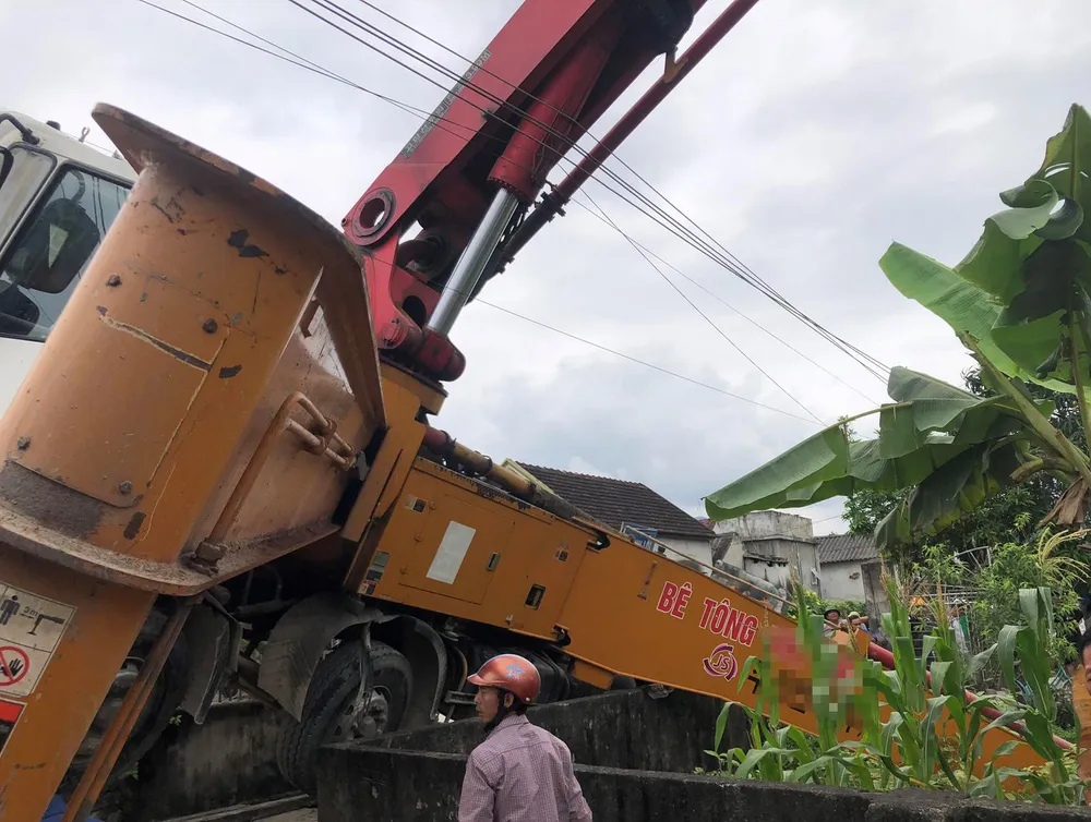 Cần bơm bê tông bị nghiêng Cần bơm bê tông bị nghiêng