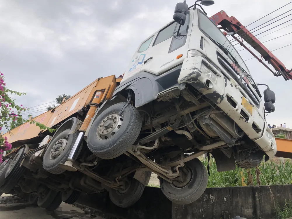 Thời điểm xe bơm bê tông bị nghiêng Thời điểm xe bơm bê tông bị nghiêng