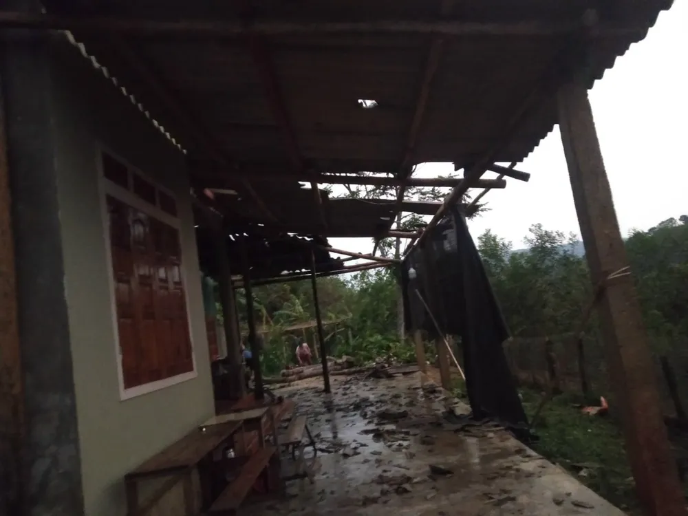 Mái nhà dân ở huyện Quỳ Châu (Nghệ An) bị hư hỏng Mái nhà dân ở huyện Quỳ Châu (Nghệ An) bị hư hỏng