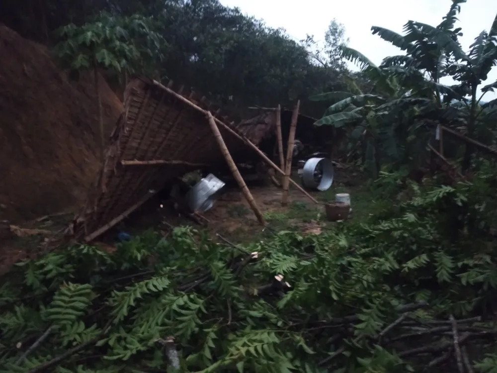 Mái tranh tre nứa bị giông lốc cuốn bay ở huyện Quỳ Châu Mái tranh tre nứa bị giông lốc cuốn bay ở huyện Quỳ Châu