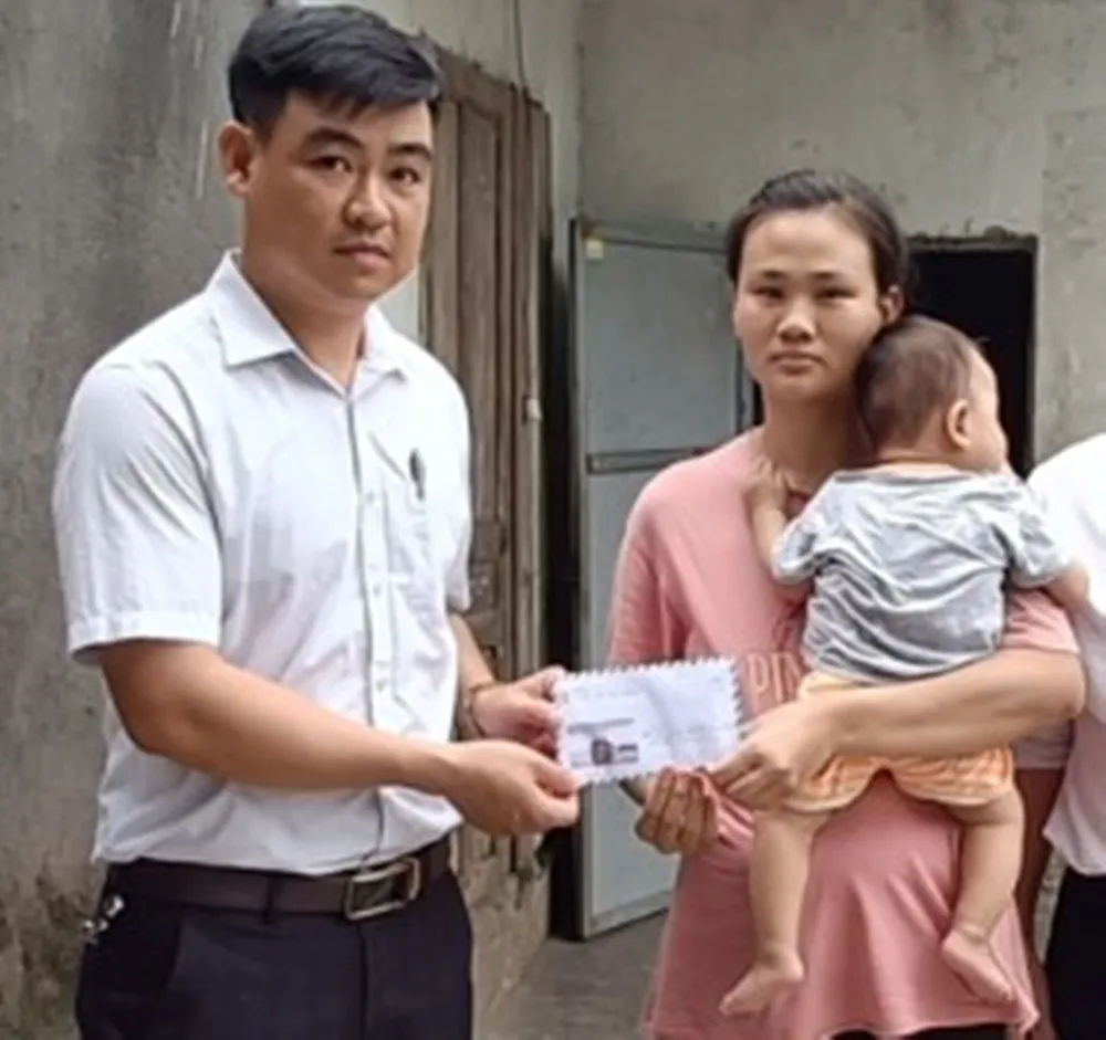 Trao 6 triệu đồng của bạn đọc Báo SGGP cho người thân bà Võ Thị Tứ (ngụ xã Thuần Thiện, Can Lộc, Hà Tĩnh). Ảnh: DƯƠNG QUANG