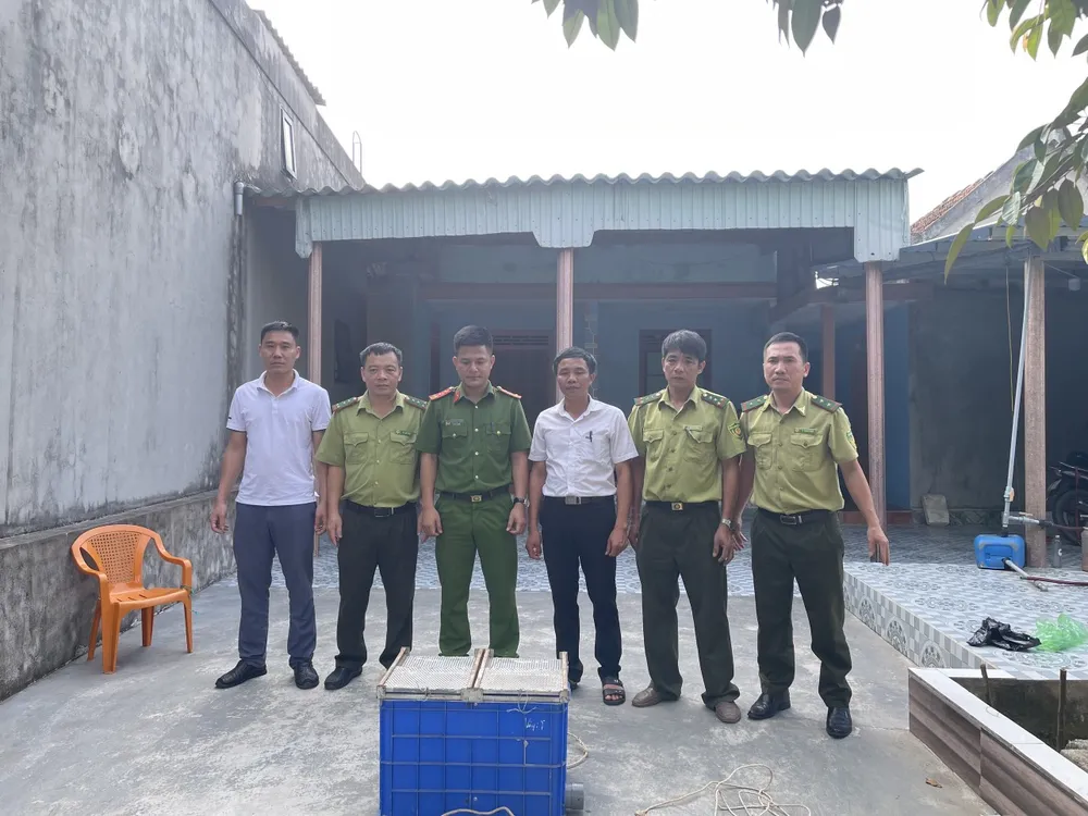 Cơ quan chức năng và chính quyền địa phương bàn giao cá thể trăn đất