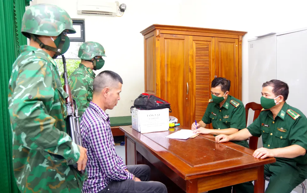 Lực lượng chức năng lấy lời khai đối tượng Hoàng Văn Hòa